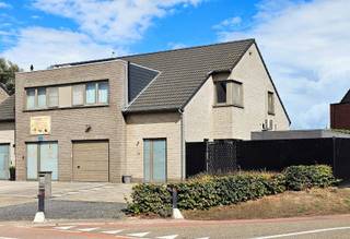 Te koop: Instapklare halfopen bebouwing (2010) met zuidgerichte tuin in Stekene<br /><br />Volledig instapklare, moderne gezinswoning (168 m² bewoonbaar) op een perceel van 440 m². Ideaal en centraal gelegen met een vlotte bereikbaarheid naar Sint-Niklaas, Hulst, Beveren, Antwerpen en Zelzate.<br /><br />Indeling:<br />Gelijkvloers: Inkomhal met ingemaakte kast en gastentoilet, ruime open leefruimte met keuken, en een inpandige garage (20 m²).<br /><br />Verdieping: 3 zeer ruime slaapkamers (16, 16 en 17 m²), praktische berging en een grote badkamer met inloopdouche, ligbad en tweede toilet.<br /><br />Zolder: Extra opslagruimte.<br /> <br />Belangrijkste troeven:<br /><br />Buitenleven: Grote, zuidgerichte tuin voorzien van een terras met pergola en wind-/zonneschermen.<br /><br />Parkeren: Garage én een ruime oprit met plaats voor 3 wagens naast elkaar.<br /><br />Klimaatcomfort: Vloerverwarming op het gelijkvloers en in de badkamer. Airconditioning in 2 slaapkamers.<br /><br />Staat: Bouwjaar 2010 en 100% instapklaar.<br />EPC: B waarde 117. <br />Elektriciteit comform.<br /><br />Zonder makelaar