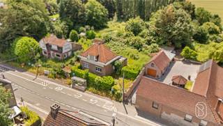 Deze te renoveren woning met aangename tuin is mooi en goed gelegen en biedt enorm veel potentieel. Omheinde tuin, handige oprit, en een degelijke woonst met enorm veel mogelijkheden. Grote aangename ruimtes met lichtinval, degelijke bouw, ideaal voor mensen op zoek naar een eigen project. Bezoek na afspraak met Immo Beguin: info@immobeguin.be