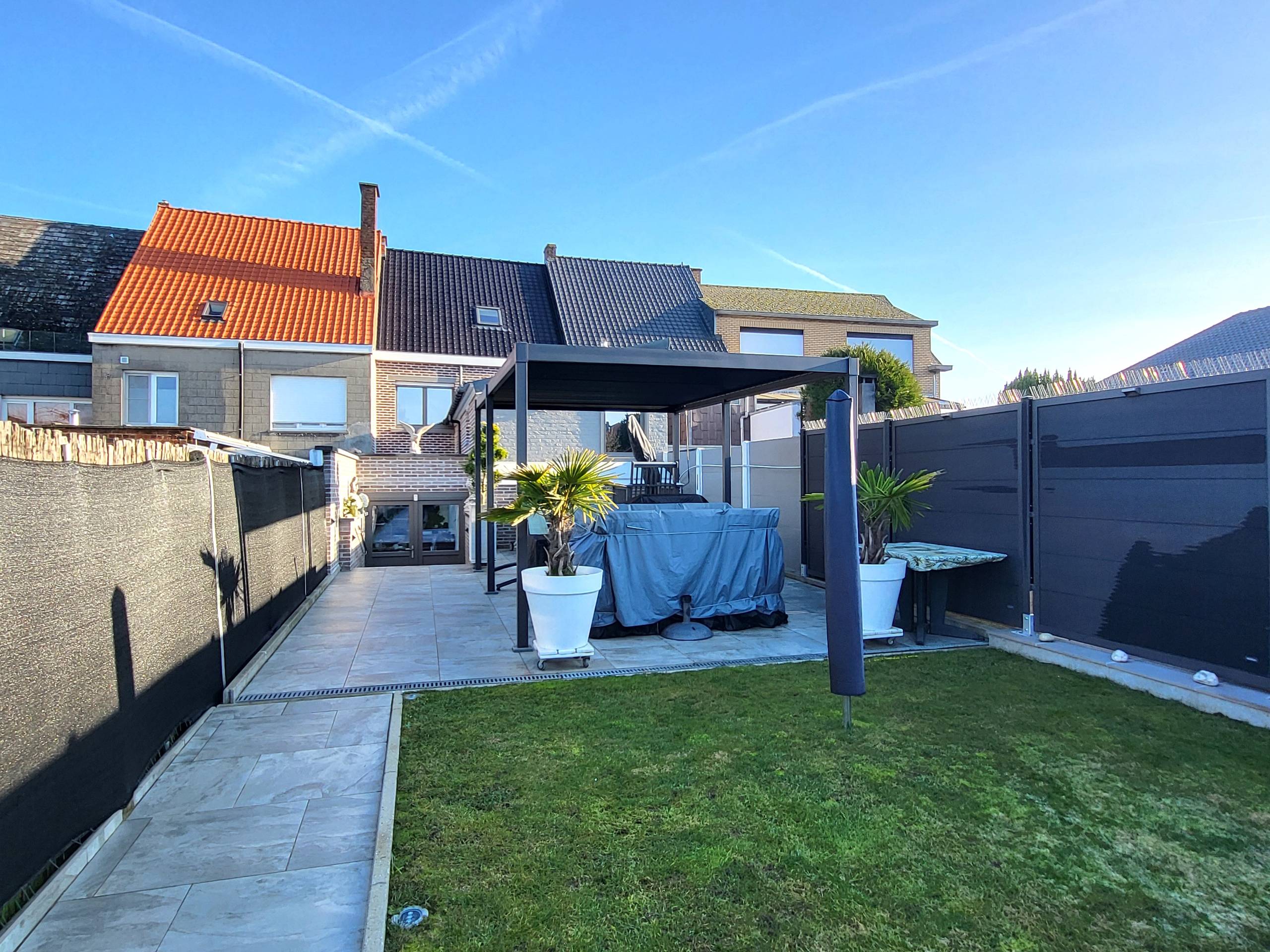Deze charmante en verrassend ruime woning combineert karakter met hedendaags comfort en is gelegen op een perceel van 341 m² met een zuidwestgericht terras. - foto 5