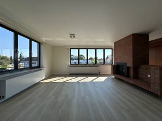 <p><span>Bezoeken kunnen niet telefonisch ingepland worden, huurprofiel is verplicht:<br />Klik op BEZOEK AANVRAGEN op onze website (www.immo-zone.be) en boek online uw afspraak in.<br />Visits cannot be scheduled by phone, a rental profile is required:<br />Click on REQUEST VISIT on our website (www.immo-zone.be) and book your appointment online.<br />Les visites ne peuvent pas être planifiées par téléphone, le profil de location est obligatoire:<br />Cliquez sur DEMANDER UNE VISITE sur notre site web (www.immo-zone.be) et réservez votre rendez-vous en ligne. </span></p><p><span> </span></p><p><span>Dit appartement gelegen op de tweede verdieping omvat: </span></p><p><span>Inkomhal met ingemaakte vestiairekast, toilet met lavabo, zeer ruime aangename living met bijzonder veel lichtinval, ingerichte keuken uitgerust met ceramische kookplaat, oven en dampkap.</span></p><p><span>2 slaapkamers en ingerichte badkamer met ligbad met douchescherm en lavabomeubel met dubbele lavabo.</span></p><p><span>Terras aan de straatzijde en een terras aan de achterkant.</span></p><p><span>Zeer ruime garage voor 2 wagens met wasplaats en berging.</span></p><p><span>Zij- en achtertuin met groot terras en tuinhuis. </span></p><p><span>Cv op aardgas, aluminium ramen met dubbel glas.</span></p><p><span>Zeer goed gelegen waarbij alle faciliteiten op wandelafstand bereikbaar zijn. <br />Geen lift aanwezig. <br />Geen gemeenschappelijke kosten.<br />EPC label C 232 kWh/(m² jaar).</span></p><p><span>Dit appartement is beschikbaar vanaf heden en ten laatste 01/02.</span></p><p><span> </span></p>