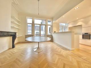 Op een boogscheut van het Sint-Bonifaas plein, in een rustige straat, stellen wij u dit prachtige Hausmanniaanse appartement voor van 116m2...