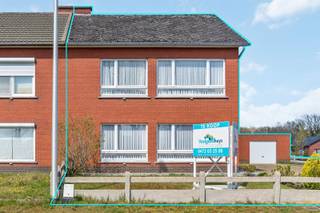 <p><span>Ben je op zoek naar een solide woning die je volledig naar eigen smaak kan transformeren? Dan is deze woonst precies wat je zoekt!</span></p><p><span> </span></p><p><span>Bij het binnenkomen word je verwelkomd in de inkomhal met afzonderlijk toilet, die leidt naar de leefruimte waar je tal van mogelijkheden hebt om een gezellige woon-en eetplaats te creëren. Aansluitend bevindt zich de keuken, uitgerust met kasten en toestellen, en een praktische technische ruimte.</span></p><p><span>Op de eerste verdieping geeft de nachthal toegang tot drie slaapkamers en een badkamer. Daarnaast is er nog een extra kamer die perfect kan dienen als wasplaats, bureau of zelfs een vierde slaapkamer, afhankelijk van jouw noden.</span></p><p><span>Een absolute troef van deze woning is de zolderverdieping, die bereikbaar is via een vaste trap. Deze ruimte biedt heel wat potentieel en kan perfect worden omgevormd tot extra slaapkamers, een hobbyruimte of een ruime master suite.</span></p><p><span> </span></p><p><span>De woning beschikt over centrale verwarming met stookolie en is momenteel voorzien van enkele beglazing. Buiten geniet je van voldoende parkeermogelijkheden en een losstaande garage.</span></p><p><span> </span></p><p><span>Kortom, een woning met een stevige basis en tal van mogelijkheden voor wie zijn eigen woonverhaal wil schrijven op een rustige, aangename locatie te Deurne-Diest.</span></p><p><span> </span></p><p><span>Aarzel niet en ontdek zelf het potentieel van deze woning tijdens een bezoek! Kenneth (kenneth.pollet@vastgoedhuys.be) 0472/032588 of Melissa (melissa.cardaci@vastgoedhuys.be) 0486/547180.</span></p>