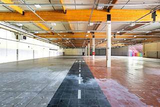 This commercial site currently comprisesGROUND FLOOR:- free floor space of approx. 2,800 m²- clear height under the rafters in the building is...