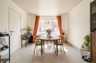 DISCOVERY DAY: Zat. 10/10 van 11u - 12u.Kom als eerste deze woning ontdekken!www.driesstraat89.beOp een boogscheut van het centrum, ideaal en rustig gelegen, krijg je de kans om deze, van kop tot teen vernieuwde, ruime, zonnige rijwoning met uiterst praktische toegang voor fietsen, snoei- en grasafval en vuilnisbakken te ontdekken! De woning werd volledig gestript, geïsoleerd, voorzien van nieuw raamwerk en elektriciteit en een volledig nieuwe inrichting. De woning kreeg daarbovenop nog eens 20 zonnepanelen, alsook een energiezuinige centrale verwarming. Dit garandeert voor de bewoner een zeer laag energieverbruik (Label A). Via de inkomhal met apart toilet kom je in de lichtrijke leefruimte met zicht op het terras en aangelegde tuin. De keuken is oogstrelend en degelijk uitgerust met oven, microgolf, koelkast, diepvries, vitrok. kookplaat en vaatwas. Een wasberging/technische ruimte bevindt zich achteraan de woning. Vanuit de keuken en de berging heb je toegang op het gezellige terras en de grastuin. Gaan we verder naar de 1e verdieping, dan krijg je 2 grote kamers en een mooie badkamer met douche, wastafel en toilet. Dezolderverdieping bestaat uit een enorme masterbedroom, waar ook voorzieningen voor een badkamer mogelijk zijn. De kelder vlakbij de keuken is dan weer opnieuw uiterst praktisch van aard.Wil je een degelijk gerenoveerde woning, zonder werk en klaar voor de toekomst? Dan wordt dit je nieuwe thuis!