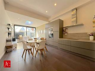 <p><strong>Instapklare woning met 2 slaapkamers, afgewerkte zolderkamer en ruime tuinberging in Temse</strong></p><p>Bent u op zoek naar een instapklare woning waar comfort, energiezuinigheid en praktische ruimte hand in hand gaan? Dan is deze verzorgde woning in Temse absoluut een bezoek waard!</p><p>De woning beschikt over <strong>2 volwaardige slaapkamers</strong> en een <strong>afgewerkte zolderkamer</strong>, die perfect kan dienen als bureau, hobbyruimte, dressing of extra opslagruimte. Ideaal voor wie thuiswerkt of nood heeft aan extra flexibiliteit.</p><p>Dankzij het <strong>EPC-label B</strong>, de <strong>conforme elektrische installatie</strong> en het feit dat de woning <strong>volledig asbestvrij</strong> is, bent u verzekerd van een eigendom die voldoet aan de huidige normen en klaar is voor de toekomst.</p><p>Buiten geniet u van een <strong>gezellig terras</strong>, waar u in alle rust kunt ontspannen. Daarnaast beschikt de woning over een <strong>enorme tuinberging</strong>, een echte meerwaarde voor het stockeren van fietsen, tuinmateriaal of andere benodigdheden.</p><p>Deze woning is de ideale keuze voor <strong>starters</strong> die op zoek zijn naar een betaalbare, instapklare thuis, maar biedt eveneens een interessante opportuniteit voor <strong>investeerders</strong> dankzij haar uitstekende staat en aantrekkelijke verhuurmogelijkheden.</p>