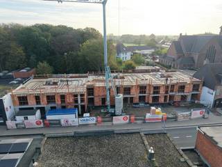 De appartementen zijn gelegen aan het kruispunt Achterbroek (Kalmthout), op wandel- en fietsafstand van het centrum, openbaar vervoer, meerdere scholen, parken en winkelmogelijkheden. <br /><br />Het appartement bestaat uit:<br />- 3 slaapkamers<br />- 1 badkamer<br />- Leefruimte met open keuken<br />- Privatieve tuin, volledig omheind<br />- Autostaanplaats in ondergrondse garage (verplicht bij aan te kopen)<br />- Privatieve ondergrondse berging (verplicht bij aan te kopen)<br /><br />De afwerking kan u zelf nog mee kiezen.<br />Mogelijkheid tot aankoop van een extra ondergrondse autostaanplaats.<br /><br />Alle gebruikte materialen en toegepaste systemen zijn van eerste kwaliteit en waar mogelijk onderhoudsvrij. <br />