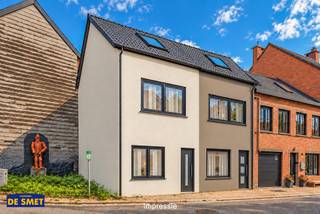 Twee woningen met potentieel, op één perceel<br /><br />Op zoek naar een eigendom met karakter en bent u niet bang om de handen uit de mouwen te steken? <br />Dan is deze eigendom zeker het ontdekken waard!<br /><br />Op een rustige, doodlopende locatie, op wandelafstand van de Rupeldijk en recreatiedomein De Schorre, bevinden zich deze twee woningen (huisnummers 44 en 45) op één perceel.<br /><br />Er werd reeds een ontwerp voor twee afzonderlijke woningen uitgewerkt en de splitsingsplannen werden door een architect opgemaakt, mits de nodige vergunningen.<br /><br />Woning nr. 44 is zo goed als casco afgewerkt. Het schrijnwerk werd vernieuwd, de verdiepingen gerenoveerd en er werd een nieuw geïsoleerd dak geplaatst.<br />Woning nr. 45 dient nog gerenoveerd te worden en biedt extra mogelijkheden. Zo kan de woning, mits vergunning, nog met een bijkomende verdieping worden uitgebreid.<br /><br />Inbegrepen in de vraagprijs zijn:<br /><br />Basiskeuken van ca. 4 m lang, exclusief toestellen<br />Ca. 45 m² meerlagenparket<br />Ca. 15 m² badkamertegels<br />Douchewand en douchebak<br />Vaillant CV-ketel 24 kW<br />2 binnendeuren<br />Gyproc<br /><br />De toegevoegde impressies zijn louter illustratief en tonen een mogelijke toekomstige invulling. Uitvoering, indeling en afwerking zijn indicatief en afhankelijk van de vereiste vergunningen.<br /><br />Kortom een veelzijdig renovatieproject met heel wat mogelijkheden, ideaal voor handige kopers die hun eigen woonproject willen realiseren.<br /><br />Dit pand is onderhevig aan de renovatieverplichting die door de Vlaamse overheid wordt opgelegd voor residentiële gebouwen.<br />Voor meer informatie hieromtrent: https://www.vlaanderen.be/een-woning-kopen/renovatieverplichting-voor-residentiele-gebouwen<br /><br />Neemt u gerust contact op met ons kantoor om een plaatsbezoek in te plannen!