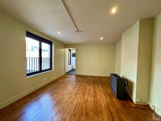 PLAN ONLINE UW BEZOEKAFSPRAAK VIA ONZE WEBSITE : www.immoboss.beDeze rustig gelegen studio werd volledig gerenoveerd en bevindt zich op de eerste...