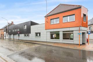 <p><strong>Instapklare kantoor-, handels- of praktijkruimte met twee verhuurde appartementen en twee garages op een uitstekende locatie nabij het winkelcentrum, scholen en openbaar vervoer.</strong></p>
<p>Deze veelzijdige investering combineert een ruime kantoor- of praktijkruimte met twee volledig gerenoveerde en verhuurde appartementen. Dankzij de kwalitatieve renovatie, de energiezuinige afwerking en de afzonderlijke toegangen vormt dit een zorgeloze opbrengsteigendom met tal van mogelijkheden.</p>
<p><strong>Kantoor-, handels- of praktijkruimte – 135 m²</strong></p>
<p>De gelijkvloerse ruimte is vandaag ingericht als kantoor, maar leent zich eveneens uitstekend voor een vrij beroep, consultatieruimte, paramedische activiteit of andere zelfstandige bestemming.</p>
<p>De huidige indeling omvat een representatieve ontvangstruimte met balie en wachtruimte, een achterliggend bureau en drie afzonderlijke kantoorruimtes die van elkaar gescheiden zijn door stijlvolle glazen wanden. De inrichting is flexibel en kan eenvoudig aangepast worden aan de specifieke noden van de toekomstige gebruiker.</p>
<p>Verder beschikt de ruimte over een technische ruimte, archiefruimte, afzonderlijk toilet en een praktische doorloop met ingemaakte kastenwand. De verzorgde, volledig ingerichte keuken biedt rechtstreeks toegang tot een ruime garage met automatische sectionaalpoort.</p>
<p><strong>Twee verhuurde appartementen</strong></p>
<p>Op dezelfde locatie bevinden zich twee energiezuinige appartementen, elk met een eigen private toegang. Hierdoor zijn er geen gemeenschappelijke delen en bijgevolg ook geen gemeenschappelijke kosten.</p>
<p>Beide appartementen werden volledig gerenoveerd, zijn instapklaar afgewerkt en beschikken over een aangenaam terras.</p>
<p><strong>Appartement 30/001 – Duplex appartement</strong></p>
<p><strong>98 m² woonoppervlakte + 12 m² terras</strong></p>
<p><strong>Gelijkvloers</strong></p>
<ul>
<li>Eigen inkomhal</li>
<li>Berging onder de trap</li>
<li>Trap naar de verdieping</li>
</ul>
<p><strong>Eerste verdieping</strong></p>
<ul>
<li>Lichtrijke leefruimte</li>
<li>Volledig ingerichte open keuken met koelkast, vaatwasser, vitrokeramische kookplaat, dampkap en warmeluchtoven</li>
<li>Ruimte voor ontbijthoek</li>
<li>Rechtstreekse toegang tot het ruime terras</li>
<li>Berging/wasplaats met aansluiting voor wasmachine</li>
<li>Badkamer met lavabomeubel en comfortabele inloopdouche</li>
<li>Apart gastentoilet</li>
</ul>
<p><strong>Tweede verdieping</strong></p>
<ul>
<li>Twee slaapkamers</li>
</ul>
<p><strong>EPC B – 101 kWh/m² jaar</strong></p>
<p><strong>Appartement 1A</strong></p>
<p><strong>94 m² woonoppervlakte + 12 m² terras</strong></p>
<p><strong>Gelijkvloers</strong></p>
<ul>
<li>Eigen inkomhal met trap naar de verdieping</li>
</ul>
<p><strong>Eerste verdieping</strong></p>
<ul>
<li>Gezellige leefruimte</li>
<li>Volledig ingerichte open keuken met koelkast, vaatwasser, vitrokeramische kookplaat, dampkap en warmeluchtoven</li>
<li>Berging/wasplaats met aansluiting voor wasmachine</li>
<li>Apart toilet</li>
<li>Badkamer met lavabomeubel en comfortabele inloopdouche</li>
<li>Twee slaapkamers</li>
<li>Toegang tot het terras</li>
</ul>
<p>Bij dit appartement wordt tevens een garage verhuurd.</p>
<p><strong>Troeven</strong></p>
<ul>
<li>Combinatie van commerciële ruimte en residentiële opbrengst</li>
<li>Twee verhuurde appartementen met eigen toegang</li>
<li>Geen gemeenschappelijke kosten</li>
<li>Volledig gerenoveerd en instapklaar</li>
<li>Energiezuinig en duurzaam afgewerkt</li>
<li>Grote raampartijen en aangename lichtinval</li>
<li>Twee garages aanwezig</li>
<li>Centrale maar rustige ligging nabij winkels, scholen en openbaar vervoer</li>
</ul>
<p>Deze eigendom biedt een interessante opportuniteit voor investeerders of zelfstandigen die wonen, werken en investeren op één locatie willen combineren, met onmiddellijke huuropbrengsten en zonder renovatiezorgen.</p>
<p></p>