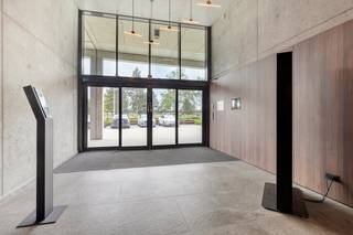 Welkom in de Kleinhoefstraat 11-15 te Geel!Op een strategische en vlot bereikbare locatie bieden wij deze exclusieve nieuwbouw kantoorruimte aan met een oppervlakte van ca. 457 m². Het betreft een luxueus afgewerkte kantooromgeving die nog nooit in gebruik werd genomen en dus volledig instapklaar is voor uw onderneming.De kantoren bevinden zich op de eerste verdieping en omvatten eveneens circulatieruimtes en een polyvalente ruimte, wat zorgt voor een aangename en efficiënte werkomgeving. Dankzij de hoogwaardige afwerking, moderne architectuur en overvloedige lichtinval straalt dit pand professionaliteit en comfort uit.De ligging in Geel vormt een absolute meerwaarde. Dankzij de nabijheid van belangrijke invalswegen en de goede verbinding met omliggende gemeenten en de E313 is het pand uitstekend bereikbaar voor zowel medewerkers als klanten.Troeven:Nieuwbouw kantoorruimteNog nooit gebruiktLuxueuze en moderne afwerkingOppervlakte van ca. 457 m²Inclusief circulatie- en polyvalente ruimteStrategische ligging nabij belangrijke verbindingswegenRuime parkeermogelijkhedenMogelijkheid tot laadpalen voor elektrische voertuigenProfessionele uitstraling met hoog comfortniveauFinanciële info:Huurprijs: €150/m²/jaarNiet-overdekte parking: €700/plaats/jaar excl. btwOverdekte parking: €800/plaats/jaar excl. btwLaadpalen: supplement van €600/laadplaats excl. btwProvisionele kosten: €25/m²/jaarEen unieke opportuniteit voor bedrijven die op zoek zijn naar een representatieve en hoogwaardige kantoorlocatie in het hart van de Kempen.