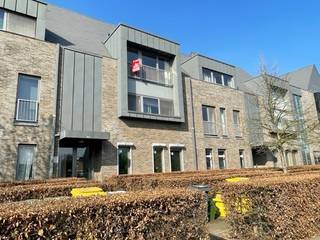 Dit appartement is gelegen langs de Antwerpseweg net buiten het centrum van Geel. Alle faciliteiten (winkels, scholen, openbaar vervoer, ...) bevinden zich hierdoor vlakbij. Verder is er een vlotte verbinding naar het centrum van Geel en omliggende gemeenten.<br /><br />Beschrijving:<br />Het appartement bevindt zich op de dakverdieping, te bereiken met lift en/of trap. We starten met een grote en lichtrijke leefruimte. Daarna volgt een open keuken, deze is goed uitgerust en voorzien van alle nodige toestellen. Naast de keuken is er plaats voor een grote eettafel dat zicht heeft op de achtertuin. Aan de voorkant van het appartement bevindt zich de ruime slaapkamer. Aansluitend aan de slaapkamer is de badkamer, deze is voorzien van een lavabo, en ligbad met douche. In de hal is er een apart toilet voorzien. Verder is er een ruim terras met plaats voor een leuke zithoek.<br /><br />Bij dit appartement hoort nog een autostaanplaats bij<br /><br />Extra: <br />- Gunstige EPC-score label A<br />- Huurprijs: 750 euro/maand + 50 euro/maand gemeenschappelijke kosten<br />- Beschikbaar vanaf 01/12/2026<br /><br />Uitsluitend via onze website www.vastengoed.be kan u een bezichtiging inplannen op de vooropgestelde bezoekmomenten. Voor andere vragen kan u het kantoor bereiken op het nummer 014/72.73.74.