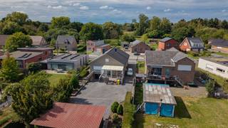<p><span>Op zoek naar een </span><span>ruim vrijstaande huis met potentieel</span><span>, een zonnige tuin en heel wat parkeermogelijkheden? Deze woning in de aangename en residentiële </span><span>Lerrekensstraat</span><span> biedt je een mooie combinatie van ruimte, comfort en mogelijkheden om er volledig je eigen thuis van te maken.</span></p><p><span>Dankzij de vlotte verbinding met het centrum van </span><span>Heist-op-den-Berg</span><span> en het openbaar vervoer zijn winkels, scholen, voorzieningen en omliggende steden eenvoudig bereikbaar.</span></p><p><span>De woning is momenteel </span><span>op te frissen</span><span>, maar biedt dankzij haar indeling en ruime oppervlaktes heel wat mogelijkheden.</span></p><p><span>Gelijkvloers:</span></p><p><span>- Inkomhal met apart gastentoilet</span></p><p><span>- Lichte leef- en eetruimte met gezellige cassettehaard</span></p><p><span>- Aparte keuken voorzien van de nodige toestellen</span></p><p><span>- Grenzend aan de keuken een handige berging</span></p><p><span>- Toegang tot de veranda</span></p><p><span>1ste verdieping:</span></p><p><span>- 3 slaapkamers</span></p><p><span>- Badkamer met douche, bad, toilet en lavabomeubel</span></p><p><span>2e verdieping:</span></p><p><span>- Polyvalente ruimtes met tal van mogelijkheden bv het creëren van twee extra slaapkamers of voor iemand met een uitgebreide hobby.</span></p><p><span>Troeven:</span></p><p><span>- Zonnige tuin</span></p><p><span>- Inpandige garage + oprit + extra garage</span></p><p><span>- 3 slaapkamers</span></p><p><span>- </span><span>Op te frissen naar eigen smaak </span></p><p><span>Ben jij geïnteresseerd in dit op te frissen huis te koop in Heist-op-den-berg, ben je op zoek naar ander vastgoed of wens je de waarde van jouw eigendom te kennen? Dan ben je bij BOLT immo aan het juiste adres! Wij helpen jou graag verder.</span></p>