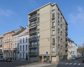 <p>Dit appartement bevindt zich op een absolute toplocatie in Antwerpen (2018), op wandelafstand van de <span><span>Meir</span></span>, het <span><span>Mechelseplein</span></span> en het <span><span>Zuid</span></span>. Je geniet hier van alle voordelen van het stadsleven, terwijl je tegelijk vlot de stad in en uit kan.</p>
<p>Dankzij de tramhalte om de hoek en de vele <span><span>Velo Antwerpen</span></span>-stations in de buurt, verplaats je je moeiteloos doorheen de stad. Voor wie houdt van postcode 2018 is dit zonder twijfel een ideale ligging: nabij het stadscentrum, met parken, winkels en gezellige horeca op wandelafstand.</p>
<p>Het gebouw, opgetrokken in betonstructuur, telt zes verdiepingen. Het appartement bevindt zich op de vijfde verdieping.</p>
<p>De lichtrijke leefruimte met sierhaard bevindt zich aan de voorzijde en geeft toegang tot een aangenaam terras. Aansluitend is er een aparte, volledig geïnstalleerde keuken met ingemaakte kasten.</p>
<p>Verder beschikt het appartement over drie slaapkamers, waarvan één momenteel ingericht is als bureau. De badkamer is uitgerust met een ruime inloopdouche en een dubbele lavabo.</p>
<p>Kortom: een bijzonder aangename woonst op een toplocatie.</p>
<h3><strong><span>Troeven:</span></strong></h3>
<h3><span>-Uitstekende ligging</span></h3>
<h3><span>-Lift conform</span></h3>
<h3><span>-Kelderberging</span></h3>
<h3><span>-Terras</span></h3>
<h3><span>-AREI conform</span></h3>
<h3><span>-EPC B<br /><br />-Vraagprijs = richtprijs</span></h3>
<p>Gemeenschappelijke kosten: €333/maand (incl. water, verwarming en gas)<br /><br />Attesten (EPC, asbest, EK) zijn beschikbaar via onze website: https://jamar.immo/</p>
<p>Wg, Gvv, Gvg, Gmo, Gvkr, Niet gelegen in overstromingsgevoelig gebied, Geen Worg, Geen vermelding in het maatregelenregister</p>
