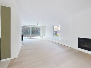 Droom jij van zorgeloos wonen op een absolute toplocatie in Sint-Kruis? Ontdek deze prachtig gerenoveerde woning met 4 slaapkamers, een garage en een kelder. Mis deze unieke kans niet en plan vandaag nog je bezoek! Indeling: -1°V: ruime kelder Glvl: inkomhal met apart toilet en technische ruimte - woonkamer (40 m²) voorzien van vloerverwarming en een gaskachel - open keuken (16 m²) voorzien van microgolfoven, oven, vaatwasmachine, dubbele spoelbak met "Quooker-kraan" en een ruime frigo - garage/bergplaats (20 m²) met aansluiting wasmachine - ruim terras met tuin 1°V: slaapkamer 1 (11 m²) - slaapkamer 2 (16 m²) - slaapkamer 3 (18 m²) - badkamer (7 m²) met dubbele wastafel, inloopdouche en toilet 2°V: ruime slaapkamer (25 m²) Algemeen: - Huurprijs: € 1.500,00/maand - Beschikbaar vanaf: 01/06/2026- Inspraak in afwerking De snelste manier om een bezoek te brengen aan dit pand? Vraag je bezoek aan via de roze knop op onze website (www.dewaele.com) en je wordt gecontacteerd door onze verhuurexpert Broes.Telefonisch kunnen er geen afspraken gemaakt worden. Bij andere vragen kun je ons telefonisch contacteren via 050 444 999.