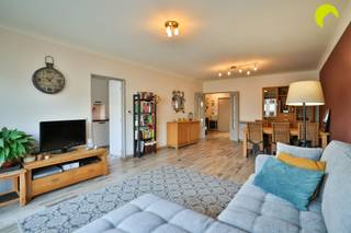 <p><span>Op de 1e verdieping van een kleinschalig gebouw, met slechts 3 appartementen, wordt dit appartement te huur aangeboden.</span></p><p><span>We genieten van een zeer centrale locatie langs de Liersesteenweg in Mortsel. Tram 15 en bus 90 vlakbij en ook het treinstation, supermarkt en winkels op wandelafstand.</span></p><p><span> </span></p><p><span>Het gebouw is onderhoudsvriendelijk (geen lift). De kosten zijn daardoor beperkt: Water, minuterie en blokpolis.</span></p><p><span>Hiervoor wordt een provisie van 50 euro per maand gerekend.</span></p><p><span> </span></p><p><span>Indeling:</span></p><p><span>U komt binnen in de hal met een apart toilet en een berging. </span></p><p><span>Vooraan vinden we de living (31m²), die ons toegang geeft tot het terras vooraan (6m²). </span></p><p><span>Naast de living bevindt zich de recente keuken, ingericht met kasten en toestellen (Kookplaat, vaatwasmachine, oven, ijskast en diepvries). </span></p><p><span>Achteraan zijn er 2 slaapkamers (14m² en 10m²). Via de slaapkamer is er toegang naar het zonnige zuidterras achteraan (3,6m²).</span></p><p><span>De recente badkamer is voorzien van een meubel met lavabo en een douche. De aansluitingen voor wasmachine bevinden zich hier.</span></p><p><span> </span></p><p><span>Nuttige info:</span></p><p><span> </span></p><ul><li><span>Beschikbaarheid: 01/08/2026</span></li><li><span> Maandelijkse kosten: € 50,-/maand (Water, minuterie, blokpolis)</span></li><li><span>Huurwaarborg: 3 maanden</span></li><li><span>EPC: 180 kWh/m²jaar</span></li><li><span>Oppervlakte volgens meting EPC.</span></li></ul><p><span> </span></p><p><span> </span></p><p><span>PLAN VANAF NU ZELF JOUW AFSPRAAK IN VIA ONZE ONLINE MODULE</span></p><p><span>Surf naar het betreffende eigendom op onze website <span>www.habicom.be</span></span><span> en klik vervolgens op de roze knop</span><span> 'PLAN EEN BEZOEK'.</span></p><p><span>Benieuwd naar de waarde van jouw woning? Check het gratis op www.watismijnhuiswaard.be </span></p><p><span> </span></p><p><span> </span></p>
