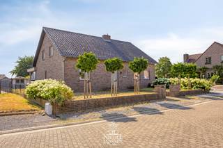 Deze ruime gezinswoning met tuin biedt de mogelijkheid om volledig gelijkvloers te wonen. De luchtige leefruimte met zonnige tuinkamer en gloednieuwe keuken zijn echt een meerwaarde. <br />De gunstige EPC score (B-label) en de goedgekeurde elektra zijn nog een extra troef. <br /><br />=> Ligging<br />Dit huis ligt in een doodlopende straat in Kessenich, een charmant Maasdorp in de gemeente Kinrooi op een boogscheut van de Nederlandse grens vlakbij het witte stadje “Thorn”. De kindvriendelijke buurt in de gezellige dorpskern zijn ideaal voor wie houdt van rust en groen. <br /><br />=> Gelijkvloers<br />- Inkomhal met handige ruimte voor vestiaire en gastentoilet<br />- Zonnige leefruimte met ingebouwde palletkachel<br />- Luchtige tuinkamer met zicht op de tuin<br />- Nieuwe keuken voorzien van alle denkbaar comfort en veel kastruimte<br />- Zicht op de tuinkamer via een binnenraam vanuit de keuken<br />- Praktische wasplaats/berging/bijkeuken, ook toegankelijk via de achterdeur <br />- Ruime slaapkamer op het gelijkvloers met aansluitend de badkamer<br />- Moderne badkamer met tegelvloer voorzien van ruime inloopdouche en dubbele lavabo op badkamermeubel<br /><br />=> Verdieping<br />- Overloop/vide met toegang naar de verschillende slaapkamers<br />- Tweede badkamer uitgerust met een ligbad, toilet en enkele lavabo<br />- Deze verdieping telt vier slaapkamers waarvan één momenteel gebruikt wordt als hobbykamer<br /><br />=> Kelder<br />- De woning is volledig onderkelderd en biedt verschillende praktische ruimtes die ideaal zijn als berging, opslag of hobbyruimte<br /><br />=> Tuin<br />- Gezellig overdekt en betegeld terras<br />- Tuin is volledig omheind waardoor kind -en huisdiervriendelijk<br />- Er is tevens een tuinhuis aanwezig, ideaal voor extra opslagruimte <br /><br />=> Indeling<br />- Gelijkvloers: inkomhal met vestiaireruimte, gastentoilet, woonkamer, tuinkamer, keuken, wasplaats/berging/achterinkom, slaapkamer/bureel of speelkamer, badkamer, overdekt terras<br />- Verdieping: overloop, tweede badkamer, vier slaapkamers <br />- Kelder: diverse opbergruimtes
