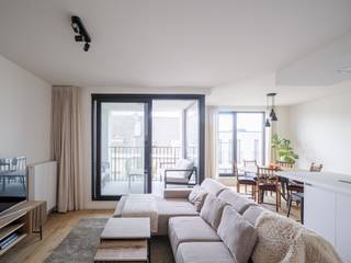 <strong>Lichtrijk appartement met twee volwaardige slaapkamers en zonneterras nabij het Baudelopark.</strong><br /><br />Op een toplocatie nabij het Industriemuseum en het Baudelopark bevindt zich dit lichtrijke appartement met twee slaapkamers. Ook Dok Noord, met zijn winkels, restaurants en hotspots liggen op wandelafstand.<br /><br /><u>Indeling van het appartement op de tweede verdieping:</u><br />Aan de voorzijde bevindt zich de open leefruimte, ingedeeld in een zit- en eetgedeelte. De keuken sluit mooi aan en is voorzien van alle huishoudtoestellen. Aansluitend bevindt zich een praktische berging met aansluiting voor wasmachine.<br /><br />Vanuit de leefruimte is er toegang tot het overdekte en zonnige terras.<br /><br />Aan de rustige achterzijde bevinden zich twee volwaardige slaapkamers. Op de hal een toilet en de badkamer met dubbele wastafel en inloopdouche.<br /><br />In de residentie is er een privatieve kelder en drie fietsstaanplaatsen inbegrepen in de prijs.<br />Daarnaast bestaat de mogelijkheid tot aankoop van twee comfortabele ondergrondse autostaanplaatsen (50.000 €/staanplaats).<br /><br /><strong>Een instapklaar appartement met sterke troeven, op een rustige en gegeerde locatie nabij het bruisende stadsleven.</strong>