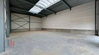 <strong>Nieuwbouw KMO-unit met een oppervlakte van 726 m²</strong> te huur met een fantastische ligging langs de commerciële Brusselbaan te Hekelgem (Affligem).<br /><br />De opslagruimte is voorzien van een ruime sectionale poort, glaspartij (3m x 3m), lichtstraat en heeft een vrije hoogte van 6 m, ideaal voor opslag/productie/atelier. Verder is de loods voorzien van nutsvoorzieningen (water, elek, en data), RWP met mogelijkheid tot aansluiting van toilet. Het magazijn maakt deel uit van fase III van het <strong>nieuwbouw KMO project 'ID Park bis'</strong>.<br /><br />Vestig uw bedrijf in ID Park bis op een uiterst centrale ligging met een <strong>fantastische bereikbaarheid dankzij de nabijheid van de E40 (6 min)</strong>. <br />Aanwezigheid van <strong>9 privatieve parkeerplaatsen</strong> (inbegrepen in de prijs). <strong>Beschikbaar vanaf 01/03/2026</strong>.<br /><br />Contacteer <strong>PANORAMA B2B</strong> voor bijkomende (technische) inlichtingen, plannen of een vrijblijvend plaatsbezoek via <strong>0477 07 30 30</strong>.