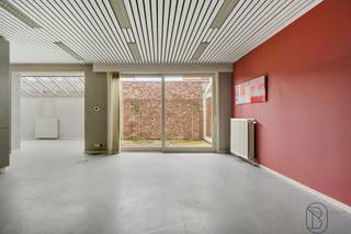 Voormalig notariskantoor: ideale kantoorruimte/praktijk en dit in centrum Waregem. Kantoorruimte met veel licht, 210m2, + kelder/archief van 40m2...