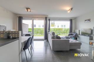 Energiezuinig appartement voorzien van 2 zonnepanelen op de gelijkvloerse verdieping in woonproject bestaande uit inkomhal, toilet, ruime lichtrijke living met open en volledig ingerichte keuken, groot terras met tuin, wasplaats-berging, 2 slaapkamers, badkamer met ligbad, douche en lavabomeubel, ruime garage met geautomatiseerde poort. Op wandelafstand van winkels, centrum en station. Verwarming : CV op aardgas. Gemeenschappelijke lasten : + € 75 / maand. Ref. : 9266.