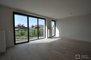 In hartje Duinenwater bevindt zich dit zonnig appartement met 2 slaapkamers en ruime terrassen. Met het centrum van Knokke op enkele passen en het strand op wandelafstand is dit een ideale uitvalsbasis voor een tweede verblijf of hoofdverblijf aan de kust.<br /><br />Via de inkom komen we in de lichtrijke, ruime woonkamer met uitgeruste keuken. De woonkamer geeft uit op ruime en zongerichte terrassen, die een prachtig open zicht bieden op de groene omgeving. Er is een apart toilet en ruime berging met aansluiting voor wasmachine en droogkast. Verder zijn er 2 slaapkamers en een badkamer met inloopdouche en ligbad.<br /><br />In het gebouw is er een fietsenberging en mogelijkheid tot het aankopen van een staanplaats.<br />Ook is er een gemeenschappelijke fietsenberging voor 2 fietsen.<br /><br /><span>Een bezoek ter plaatse wordt sterk aangeraden en is steeds mogelijk op afspraak! Contacteer ons vandaag nog om uw afspraak vast te leggen via +32 (0)50 66 20 20.</span>