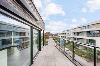 Ontdek dit stijlvolle en energiezuinige penthouse waar luxe, comfort en een uitstekende ligging hand in hand gaan. Dit instapklare appartement is kwalitatief afgewerkt en biedt een lichtrijke leefruimte met open, moderne keuken, twee volwaardige slaapkamers, een stijlvolle badkamer en een ruim zonneterras van ca. 24 m² waar u in alle rust kunt genieten.Dankzij de vloerverwarming, 8 zonnepanelen, hoogwaardige isolatie en EPC-label A woont u bijzonder energiezuinig. Bovendien is het volledig voorzien van zonnescreens en uitgerust met kwalitatieve MIELE-toestellen.Extra troeven zijn de twee private carports en twee praktische bergingen.Troeven:- Instapklaar en luxueus afgewerkt- Energiezuinig (EPC Label A)- Lichtrijke leefruimte met open keuken- 2 volwaardige slaapkamers- Ruim zonneterras (ca. 24 m²)- 2 private carports en 2 bergingen- Topligging in WaregemInteresse? Contacteer arne@immobeguin.be