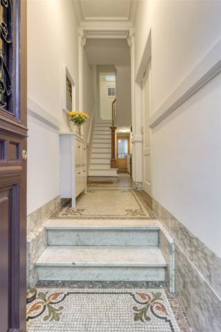 Historic charm meets modern comfort in this stunning Antwerp townhouse. Locatie: trendy wijk in begeerde buurtDit herenhuis is gelegen in een van de...