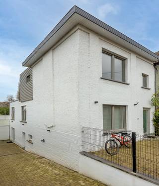 Eengezinswoning met bureau-praktijkruimte en atelierGelegen nabij het centrum van Dilbeek, openbaar vervoer, invalswegen en winkels.Deze woning werd...