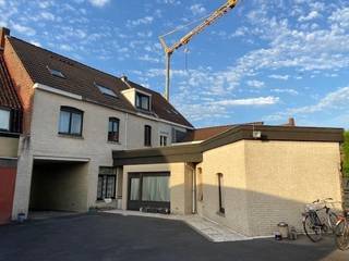 Op een toplocatie nabij het station, winkels, scholen en alle nodige faciliteiten, bieden wij u dit gelijkvloers verhuurde appartement met één slaapkamer aan. Een uitstekende kans voor investeerders die op zoek zijn naar een zorgeloze opbrengsteigendom.<br /><br />Indeling:<br /><br />- Lichtrijke leefruimte met open, ingerichte keuken<br />- Slaapkamer met aangename lichtinval<br />- Badkamer voorzien van douche, lavabo en toilet<br /><br />Troeven:<br /><br />- Asbestveilig<br />- Veel natuurlijk licht<br />- Uitstekende bereikbaarheid met zowel openbaar vervoer als de wagen<br />- Mogelijkheid tot aankoop van een privatieve garage met sectionale poort voor €30.000<br />- Gelegen in een kleinschalige residentie van slechts 5 appartementen en 4 garages