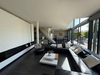 Exclusieve moderne villa met ZW tuin: EPC .Deze stijlvolle, tijdloze, moderne villa biedt meer dan 280 m² bewoonbare opp. en is ZW-georiënteerde...