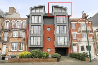 In het centrum van De Panne, vlakbij de markt vinden we dit appartement met 1 slaapkamer en 2 terrassen in de residentie Elvina-Briseïs (bj 2009)...