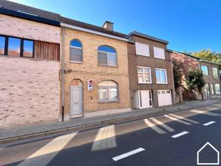 Deze woning is ook geschikt als investering met een potentiële verhuurwaarde van 850€/maand!Ligging:Deze instapklare en volledig gerenoveerde woning...