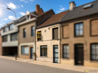 JEUGDIGE STADSWONING, gelegen op een UITSTEKENDE LIGGING NABIJ HET CENTRUM van Oudenaarde. Dankzij de CENTRALE LIGGING bevinden winkels, scholen, openbaar vervoer, horeca en andere voorzieningen zich op korte afstand, waardoor u geniet van een ideale combinatie van COMFORTABEL WONEN en een VLOTTE BEREIKBAARHEID. Deze INSTAPKLARE WONING werd door de jaren heen VOLLEDIG GERENOVEERD en beschikt vandaag over een ENERGIEZUINIG EPC-label B. Dankzij haar BETAALBAAR KARAKTER vormt deze eigendom de IDEALE STARTERSWONING, maar is ze eveneens BIJZONDER INTERESSANT voor JONGE GEZINNEN of als ZORGELOZE INVESTERING. Een ABSOLUTE MEERWAARDE zijn de 2 PRIVATIEVE AUTOSTAANPLAATSEN, bereikbaar via de ACHTERLIGGENDE STRAAT, een grote troef op deze centrale ligging.<br />De indeling gaat als volgt: via de inkomhal betreedt u de gezellige leefruimte met modern ingerichte open keuken en gastentoilet. Op de 1ste verdieping geeft de nachthal toegang tot een 1ste open slaapkamer of bureauruimte, een stijlvol ingerichte badkamer met apart toilet/wasplaats en een 2de volwaardige slaapkamer. De 2de verdieping beschikt over een 3de slaapkamer, die nog verder kan worden afgewerkt en volledig naar eigen wens ingericht kan worden.<br />Buitenshuis geniet u van een aangenaam terras en een recent aangelegde tuin, waar u in alle rust kan ontspannen. Achteraan de tuin bevinden zich  dan de 2 privatieve autostaanplaatsen.<br /><br />Adres: Diependale 23 te Leupegem (Oudenaarde)<br /><br />EPC: 165kWh/m²; G-score C en P-score C; Geen renovatieverplichting van toepassing; Bestuursmaatregelen in het maatregelenregister: Neen; Beschikbaar bij akte