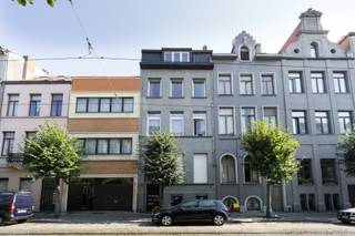 Instapklaar gerenoveerd appartement op het Zuid in herenwoning op een 3e verdieping met trap.Onmiddellijk beschikbaar.Locatie:Zeer goed gelegen, op...