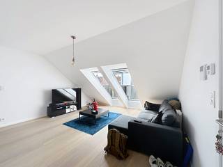 Dit prachtige dakappartement biedt een unieke woonervaring midden in het historische centrum van Brugge. Met zijn charmante uitstraling vormt dit appartement een ware parel. Het appartement beschikt over één ruime slaapkamer en een bijzondere troef: balkondakramen die een gevoel van buitenleven creëren en zorgen voor een overvloed aan natuurlijk licht.<br /><br />Na de nodige renovatie is dit een parel geworden in de Brugse binnenstad. De combinatie van klassieke elementen met moderne voorzieningen zorgt voor een bijzondere woonbeleving. <br /><br />Indeling: <br />Tweede verdieping:<br />- Leefruimte met open keuken (34 m²) voorzien van koelkast met diepvriesvakje, kookplaat, dampkap, dubbele spoelbak en vaatwasser <br />- Apart toilet <br />- Badkamer (4 m²) voorzien van douche en lavabo <br />- Berging (3,5 m²) met aansluiting wasmachine <br />- Slaapkamer (13 m²)<br />- Nachthal (3,5 m²)<br /><br />Algemeen: <br />- Huurprijs: € 800,00/maand<br />- Provisie gemeenschappelijke kosten: € 100,00/maand<br />- Autostaanplaats optioneel bij te huren: € 150,00/maand <br />- Beschikbaar vanaf: 01/12/2026<br /><br />De snelste manier om een bezoek te brengen aan dit pand? Vraag je bezoek aan via de roze knop op onze website (www.dewaele.com) en je wordt gecontacteerd door onze verhuurexpert Broes.<br /><br />Telefonisch kunnen er geen afspraken gemaakt worden. Bij andere vragen kun je ons telefonisch contacteren via 050 444 999.