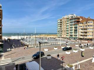 Te huur op jaarbasis:  Met prachtig zicht op zee, Leopoldplein, kerkpleintje en winkelpromenade: Ongemeubeld appartement op de 2de verdieping van...