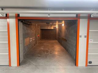 Dubbele garagebox MINIGOLF – Zeer praktisch, centraal gelegen in het Zoute. Vlot toegankelijk en dicht bij uitgang met lift. Te...