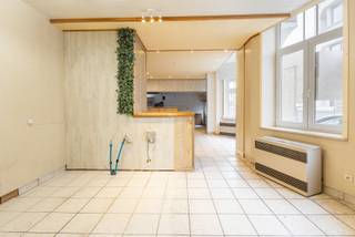 <p><strong>De Panne - handelspand met garage  te huur in het centrum</strong><br /><br />Op zoek naar een zichtbare en aantrekkelijke locatie om uw concept tot leven te brengen? Dit handelspand, gelegen in het levendige centrum van De Panne, vormt de perfecte uitvalsbasis voor uw commerciële activiteit.<br /> </p>

<p>Dankzij de uitstekende centrale ligging profiteert het pand van een sterke passage en maximale visibiliteit — ideaal voor een winkel, een pop-upconcept of een tijdelijke commerciële invulling. Een unieke kans om uw merk of idee letterlijk in de kijker te zetten.<br /> </p>

<p><strong>Beschikbaar voor pop-up of tijdelijke verhuur (duur: 1 jaar).<br /><br />Indeling:</strong> lichtrijke en ruime handelsruimte, afzonderlijke sanitaire ruimte en garage.</p>

<p>Laat uw zaak stralen op een dynamische en commerciële toplocatie aan zee en trek de aandacht van zowel locals als toeristen.<br /> </p>

<p><strong>Interesse? Meer info of een bezoek plannen?</strong><br />Contacteer Soraya via <strong>soraya@servimoholidays.be</strong> of <strong>058/22.41.70</strong>.</p>