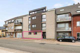 Dit gelijkvloers appartement is gelegen vlakbij het centrum van Kortemark.<br /><br />De indeling is als volgt: inkomhal met gastentoilet, lichtrijke woonkamer met open keuken, ruime berging, zonnige tuin (25 m2) met uitweg, 2 volwaardige slaapkamers en badkamer.<br />Er is eveneens een gemeenschappelijke fietsenberging en afvallokaal aanwezig. Het appartement beschikt eveneens over privatieve zonnepanelen.<br />Er kan (optioneel) een parkeerplaats bijgekocht worden die grenst aan de tuin voor de prijs van 12.000,00 euro.<br /><br />PLUSPUNTEN:<br />- EPC A<br />- ZONNIGE TUIN MET UITWEG<br />- VERKOOP ONDER REGISTRATIERECHTEN<br />- 2 VOLWAARDIGE SLAAPKAMERS<br />- PERFECT INSTAPKLAAR (QUASI NIEUW)<br />- ZONNEPANELEN