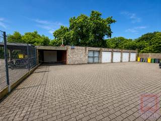 Op een sterke commerciële zichtlocatie langs de Antwerpseweg in Geel biedt KRIAN dit verhuurde investeringspand aan, bestaande uit een ruime handels-/kantoorruimte, afzonderlijk atelier en privatieve garage P1.<br /><br />De niet-residentiële EPC-eenheid heeft een oppervlakte van 258 m² en behaalt een gunstig EPC-label B. Het pand beschikt onder meer over centrale verwarming met condenserende ketel én warmtepomp, koeling en LED-verlichting.<br /><br />Dankzij de ligging langs een belangrijke invalsweg geniet het pand van een uitstekende bereikbaarheid en zichtbaarheid!<br /><br />Troeven<br />Goed verhuurd (handelshuurwetgeving van toepassing)<br />EPC-label B<br />EPC-oppervlakte 258 m²<br />afzonderlijk atelier<br />privatieve garage P1<br />sterke zichtlocatie<br />vlotte bereikbaarheid<br /><br />Stedenbouwkundige en overige informatie: gelegen in woongebied; stedenbouwkundige vergunningen voor het oprichten van een winkel met appartementen en voor het bouwen van een dakverdieping en regularisatie van garages; verkavelingsvergunning van toepassing. Geen Vlaams voorkooprecht van toepassing. Bodemattest: geen aanwijzingen voor bodemverontreiniging en geen gebruiksadviezen of -beperkingen.<br />Overstromingsinfo: P-score D – G-score D (middelgrote kans op overstromingen). Het perceel ligt niet in een signaalgebied, niet in een afgebakende oeverzone of afgebakend overstromingsgebied en niet in een risicozone voor overstromingen.<br />Er geldt een wettelijke erfdienstbaarheid van openbaar nut: erfdienstbare strook langs de Poeyelveldloop voor ruimingswerken.<br /><br />Beschikbaar cfr handelshuurovereenkomst.