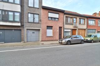 Bent u op zoek naar een woning met renovatiepotentieel en extra ruimte? Deze te renoveren gesloten bebouwing met 3 slaapkamers in de...