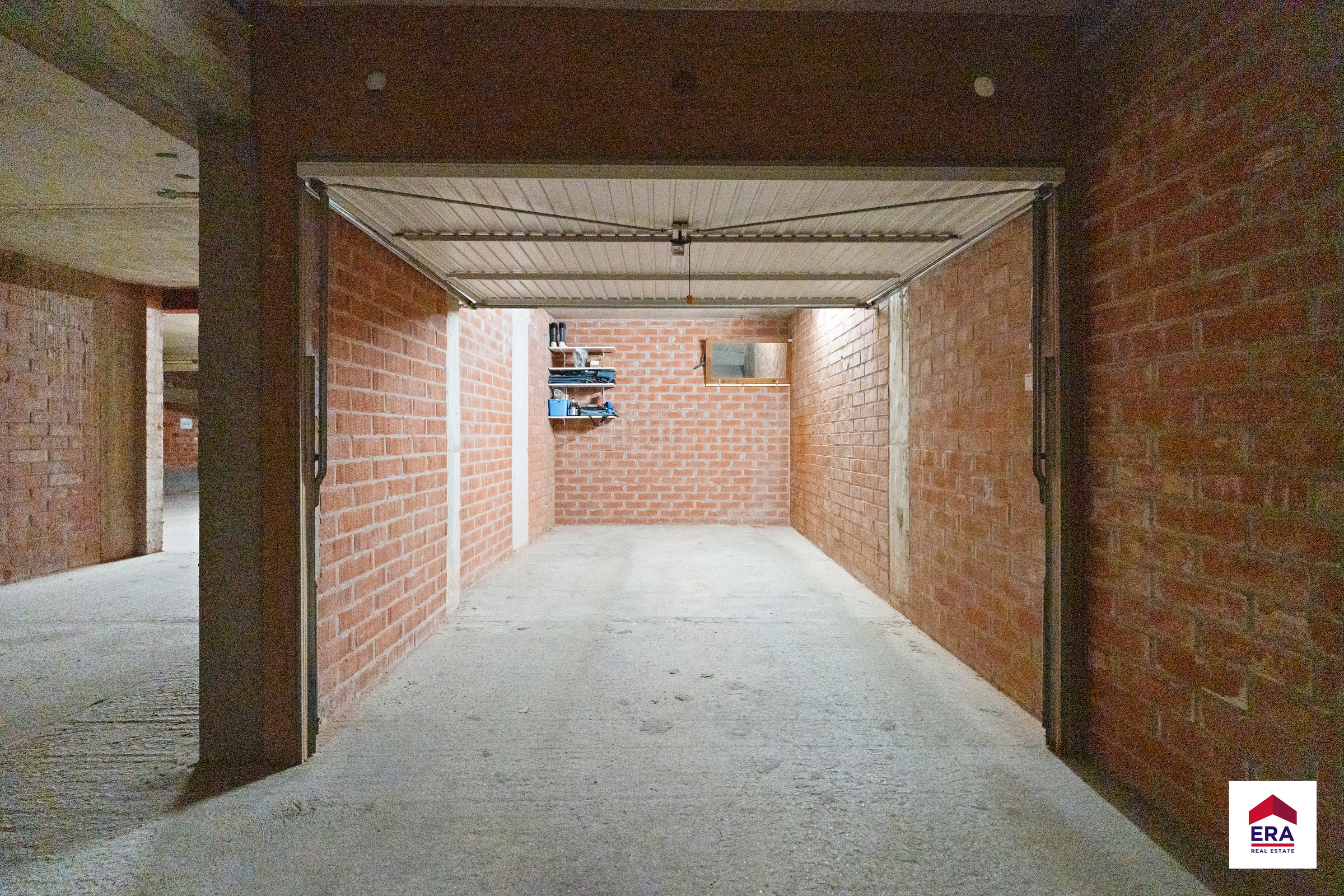 Gesloten garage te koop nabij de zeedijk te Koksijde! - foto 2