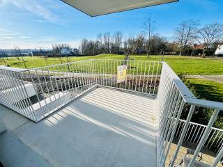 Dit prachtig appartement is zeer goed en rustig gelegen aan het Vianderdomein. Het centrum van Tienen is op wandelafstand bereikbaar met alle benodigdheden (treinstation, school, winkel, bank, ...). Het appartement is gelegen op de eerste verdieping en is bereikbaar met lift. Het omvat: inkomhal, ruime leefruimte met open, volledig geïnstalleerde keuken, 3 slaapkamers, badkamer ensuite met lavabo, inloopdouche en toilet, wasplaats, tweede berging, tweede toilet, terras met open zicht vooraan, ruim terras achteraan, privatieve kelder en een autostaanplaats in de kelderverdieping. CV op aardgas en alle ramen omvatten dubbele beglazing. Gemeenschappelijke kosten bedragen 50 euro per maand. Het appartement is onmiddellijk beschikbaar.