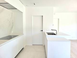 Appartement exclusif situé au rez-de-chaussée du nouveau projet de construction res. Mare au coin de l'avenue Léopold II et de l'avenue Oost, entre Oostduinkerke-Bad et Oostduinkerke-Dorp.<br />Cet appartement spacieux sera fini avec des matériaux de haute qualité, comme décrit dans le cahier des charges ci-joint, et a la disposition suivante :<br />Séjour avec coin salon et coin repas donnant sur la terrasse d'angle spacieuse et ensoleillée et sur le jardin, cuisine Bulthaup de haute qualité avec débarras attenant, salle de bains, toilettes séparées, deuxième débarras et 1 chambre à coucher.<br />Possibilité d'acquérir un emplacement et un débarras sous la résidence.<br /><u><strong>DERNIER APPARTEMENT À VENDRE DANS CETTE MAGNIFIQUE RÉSIDENCE NEUVE ! </strong></u>