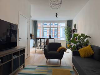 <strong>Volledig gerenoveerd 1 slaapkamer appartement op parket ca. 65m² met privatief terras ca. 10m² gelegen in een klein gebouw te Oud-Berchem. Op uitstekende en rustige locatie vlakbij Albert- en Harmoniepark, 't Groen Kwartier, winkels, ziekenhuizen, scholen, openbaar vervoer en belangrijke in-en uitvalswegen.</strong><span><strong><br /><br />INDELING;<br /></strong></span><span>Via de INKOMHAL betreedt u de aangename lichtrijke LEEFRUIMTE met open ingerichte KEUKEN voorzien van opbergkasten en kwalitatieve toestellen; Spoelbak, afwasmachine, ijskast, diepvriesvak, keramische kookplaat, dampkap en oven.<br /><br /></span><span>Via de hal komt u terecht in de MASTERBEDROOM op parket.<br />Ingerichte BADKAMER voorzien van lavabo in meubel en een inloopdouche.</span><br /><br />Aparte toiletruimte en aparte berging (aansluiting wasmachine en droogkast) in de nachthal.<br /><br />Heerlijk genieten kan u op het privatieve TERRAS.<br /><span><br /><strong>BIJZONDERHEDEN;</strong><span></span><br /><span>* Zeer aangenaam wonen in rustige wijk nabij Albert- en Harmoniepark en het Groen Kwartier<br />* Volledig gerenoveerd appartement<br />* Geen gemeenschappelijke kosten<br />* Klein gebouw zonder lift</span><br /><span>* Privatief ruim terras</span><br /><span>* Kelder inclusief</span><br /></span>
