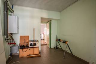 Bent u op zoek naar een woning waar wonen en werken perfect gecombineerd kunnen worden? Deze karaktervolle eigendom in de Rozestraat in Ursel biedt tal van mogelijkheden voor zelfstandigen, handelaars of vrije beroepen. Gelegen op een centrale locatie vlakbij het dorpscentrum, geniet deze eigendom van een uitstekende zichtbaarheid én bereikbaarheid.<br /><br />De woning beschikt over een grote bewoonbare oppervlakte en een aparte winkelruimte, wat ze ook interessant maakt voor projectontwikkeling of investeerders.<br /><br /><strong>Indeling van het pand:</strong><br /><br /><strong>Gelijkvloers:</strong><br />Vooraan bevindt zich de winkelruimte – ideaal voor een kleinhandelszaak, praktijk of bureau. Daarnaast is er een inkomruimte met toegang tot de woning, die ook als garage kan worden ingericht. Verder vindt u op het gelijkvloers nog een wasplaats en toegang tot het private woongebeuren. Achteraan bevinden zich de leefruimtes: een keuken, eetplaats en een woonkamer met zicht op de tuin.<br /><br /><strong>Eerste verdieping:</strong><br />Op de eerste verdieping bevinden zich vier ruime slaapkamers en een badkamer. Extra troef op dit niveau is de werkplaats én een kleine zolderruimte die als extra berging kan dienen.<br /><br /><strong>Tweede verdieping:</strong><br />Op de tweede verdieping is er nog een zeer ruime zolder onder het dak – perfect voor wie bijkomende kamers wenst te creëren of nood heeft aan veel bergruimte.<br /><br /><strong>Buitenruimte:</strong><br />De woning beschikt over een gezellige tuin aan de achterzijde. De tuin is compact, maar gezellig en onderhoudsvriendelijk.<br /><br /><strong>Extra troeven:</strong><br />✅ Centrale ligging nabij het centrum van Ursel<br />✅ Winkelruimte of ruimte voor vrij beroep<br />✅ 4 volwaardige slaapkamers<br />✅ Mogelijkheid tot garage<br />✅ Geschikt voor wie veel ruimte zoekt<br />✅ Potentieel voor renovatie of projectontwikkeling<br /><br /><strong>Wenst u wonen en werken te combineren? Of zoekt u een interessante eigendom met veel ruimte en mogelijkheden? Neem dan snel contact met ons op en ontdek het potentieel van deze woning!</strong>