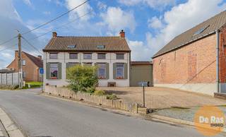 <p>EERSTE BEZOEKMOMENT - zat. 28/03 tss. 10u en 14u (op afspraak - 053/60.65.60)</p>
<p>DENDERHOUTEM/HAALTERT - Deze charmante woning in Hoevestijl bevindt zich in een zeer rustige, autoluwe straat in het rustige Denderhoutem.<br />De woning leent zich perfect voor een gezin met kinderen of als starterswoning.<br />Vanaf 2019 tot heden werd er heel wat gerenoveerd, zo werd er een gasaansluiting gemaakt met hoogrendementsketel, overal dubbel HR glas geplaatst, nieuwe badkamer met mooie inloopdouche en 2de toilet, nieuwe trap, elektriciteit conform gemaakt, installatie van een inbouwcassette met hout voor gezellige avonden, kortom, dit gezellige huis is compleet instapklaar en wacht op een nieuwe eigenaar die het net zo goed zal onderhouden als de huidige eigenaars. Naast de conforme elektriciteit is er ook een blanco asbestrapport.<br />De woning bevat een grondwaterput met handpomp.<br />De indeling is als volgt, op de benedenverdieping is er de inkom met toegang tot de grote, gezellige woonkamer, grote keuken die volledig is ingericht met alle toestellen en met veel lichtinval vanuit de tuin.<br />Boven zijn er 3 mooie slaapkamers, grote badkamer en extra opbergruimte.<br />Buiten is er nog een grote bergplaats en zonnig terras met zicht op de gezellig aangelegde tuin. Er is voldoende parkeergelegenheid door middel van een grote garage en 2 extra parkeerplaatsen in de voortuin.<br />Bent u op zoek naar een stijlvolle woning met karakter en volledig instapklaar, maak dan gerust een afspraak voor een bezoek via 053/60.65.60<br /><br />De vermelde prijs is een richtprijs. Na ontvangst van de biedingen zal de verkoper beslissen of hij/zij de eigendom verkoopt aan het beste bod. De richtprijs is aldus niet bindend voor de verkoper. Voor meer info kunt u ons contacteren of het reglement raadplegen op onze website.</p>
<p></p>