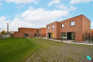 Deze parkwoningen maken deel uit van een charmant, kleinschalig woonerf langs de Menenstraat in Wevelgem. De modelwoning heeft een...