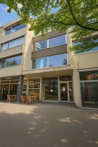 <h3><span>2060 Antwerpen: volledig gerenoveerd appartement Korte Zavelstraat 6, 2060 Antwerpen </span></h3><p><span>Op de tweede verdieping van een verzorgd gebouw bevindt zich dit volledig gerenoveerde en instapklare appartement, ideaal voor wie zorgeloos wil investeren of comfortabel wil wonen in een opkomende buurt van Antwerpen.</span></p><p><span>Het appartement is momenteel verhuurd met een jaarcontract aan 1.000/maand, inclusief een provisie van 210 voor water, verwarming, blokpolis, onderhoud en lift.</span></p><h4><span>Indeling:</span></h4><ul><li><span>Inkomhal met apart toilet</span></li><li><span>Gezellige woonkamer met open, ingerichte keuken</span></li><li><span>Slaapkamer met aangenaam lichtinval</span></li><li><span>Badkamer met moderne inloopdouche</span></li></ul><h4><span>Troeven:</span></h4><ul><li><span>Volledig gerenoveerd instapklaar</span></li><li><span>Centrale ligging nabij winkels, openbaar vervoer en belangrijke invalswegen</span></li><li><span>Lift aanwezig in het gebouw</span></li><li><span>Goede huuropbrengst ideaal als investering</span></li></ul><p><span> </span></p><p><span>Interesse? Neem gerust contact op voor een bezichtiging en ontdek de mogelijkheden van deze woning.</span></p><p><span> </span></p><p><span> </span></p><p><span> </span></p>