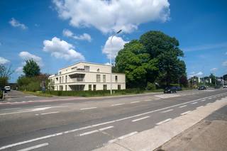 Uit respect voor de historiek van de bestaande site, behouden we het oorspronkelijke herenhuis Villa Maria met zijn mooie volwaardige tuin. Aansluitend aan deze tuin bouwen wij een volledig nieuwbouwproject met in totaal slechts 11 appartementen en ondergrondse autostaanplaatsen.<br /><br />Omringd zijn door een groene woonomgeving geeft rust en zorgt voor een ontspannen woonsfeer.<br /><br />De ligging van het woonproject Villa Maria is een van de grote troeven. Het is gesitueerd vlak bij het centrum van Lochristi en op een boogscheut van de Gentse binnenstad. In beide richtingen zijn heel wat winkels gelegen. De MobiScore van 8/10 toont de interessante ligging en nabijheid van openbaar vervoer aan, vooral richting die Gentse binnenstad. De inritten van uitvalswegen R4 en E17 zijn op minder dan 10 minuten bereikbaar.<br /><br />Alle appartementen worden verwarmd met een geothermische warmtepomp, waardoor het verbruik minimaal is en u in de zomer zelfs een paar graden kan koelen!<br /><br />Alle wooneenheden voldoen technisch aan de meest recente eisen en normeringen inzake isolatie, ventilatie, verwarming, brandveiligheid en toegankelijkheid.<br /><br />De 3D Visuals zijn heel realistisch over hoe het project er zal uitzien, maar zijn wel indicatief! Oplevering voorzien najaar 2027